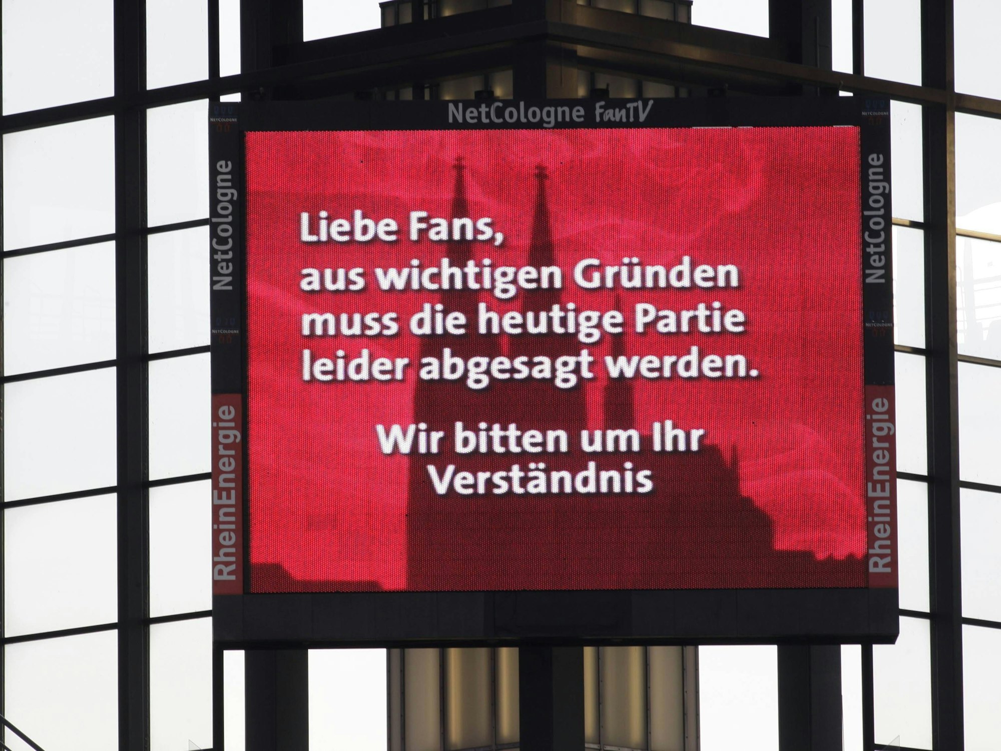 Auf der Videotafel des 1. FC Köln wird den Fans die Absage des Spiels gegen Mainz mitgeteilt.