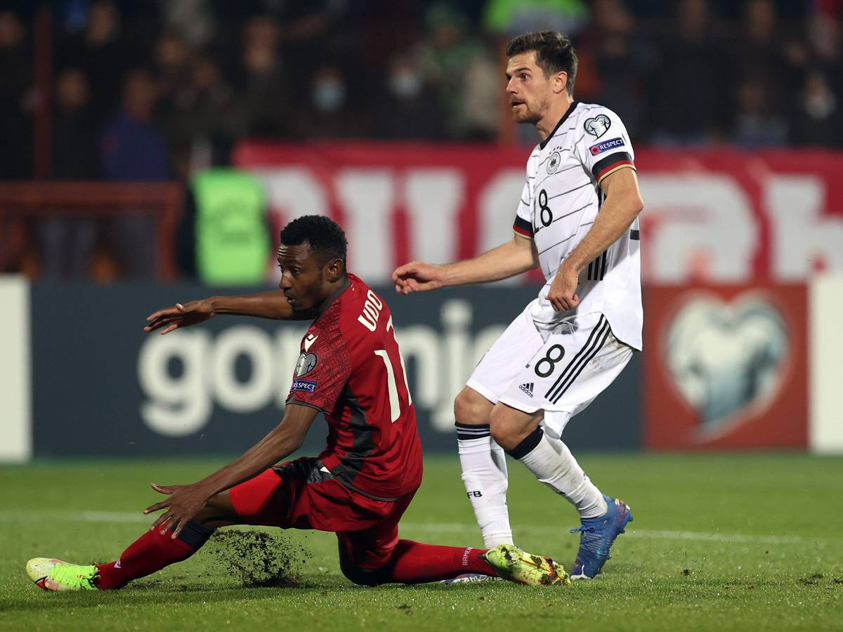 Deutschlands Jonas Hofmann (r) und Armeniens Solomon Udo blicken dem Torschuss zum 4:1 hinterher.