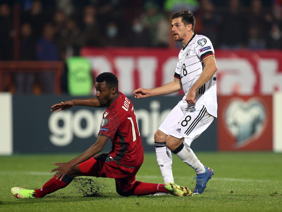 Deutschlands Jonas Hofmann (r) und Armeniens Solomon Udo blicken dem Torschuss zum 4:1 hinterher.