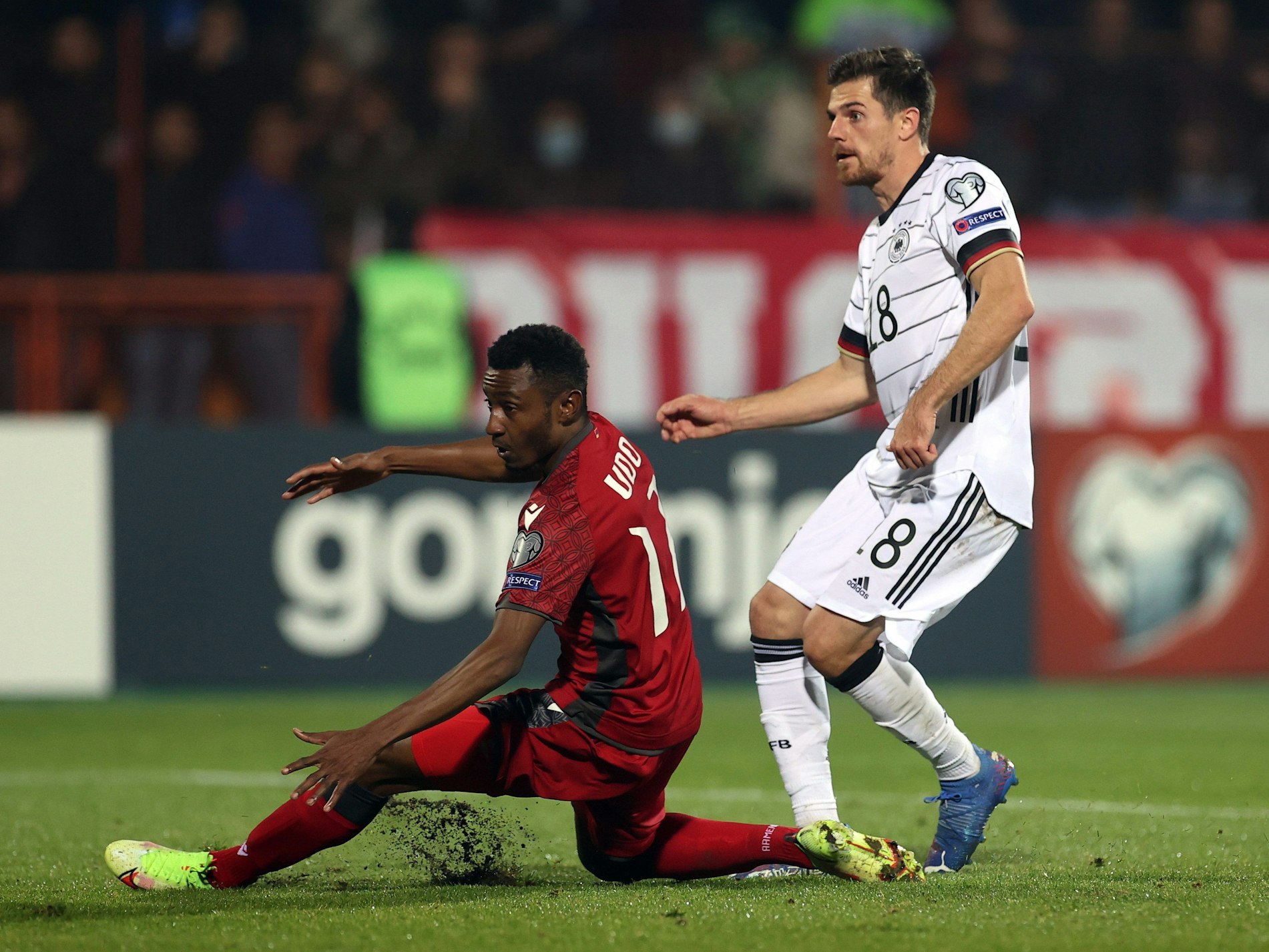 Deutschlands Jonas Hofmann (r) und Armeniens Solomon Udo blicken dem Torschuss zum 4:1 hinterher.