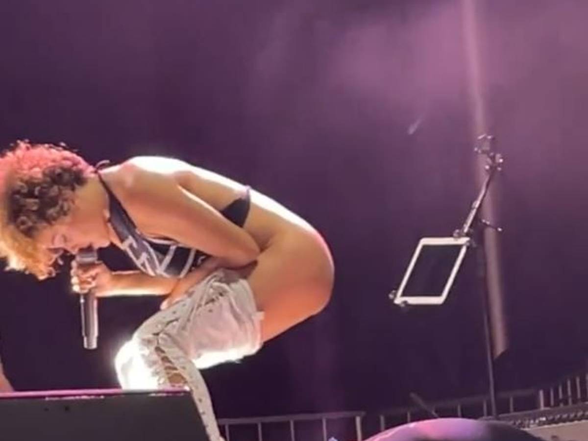 12.11.2021: „Welcome to Rockville“-Festival in Daytona Beach im US-Bundesstaat Florida. „Brass Against“-Frontfrau Sophia Urista (35) pinkelt einem Fan ins Gesicht.