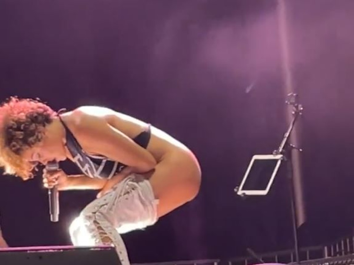 12.11.2021: „Welcome to Rockland“-Festival in Daytona Beach im US-Bundesstaat Florida. „Brass Against“-Frontfrau Sophia Urista (35) pinkelt einem Fan ins Gesicht. Screenshot von Twitter-Video: @jaydetbh. Link: https://twitter.com/jaydetbh/status/1459024486188072965?s=20