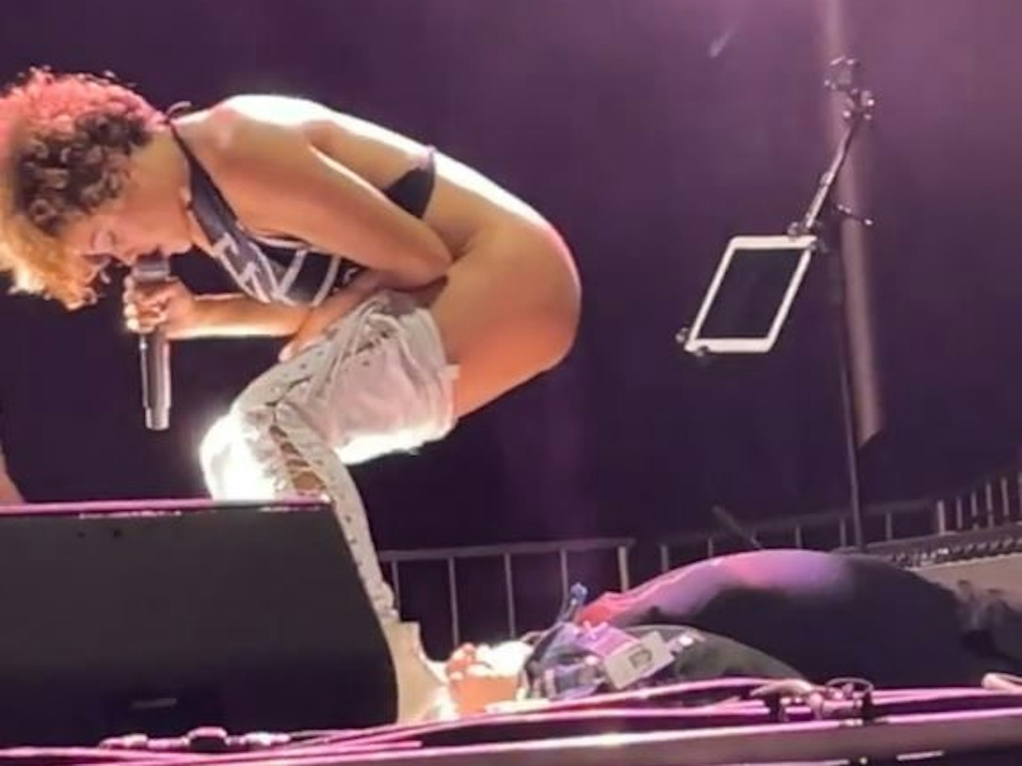 „Brass Against“-Sängerin Sophia Urista unmittelbar vor der Pinkel-Aktion auf der Bühne.