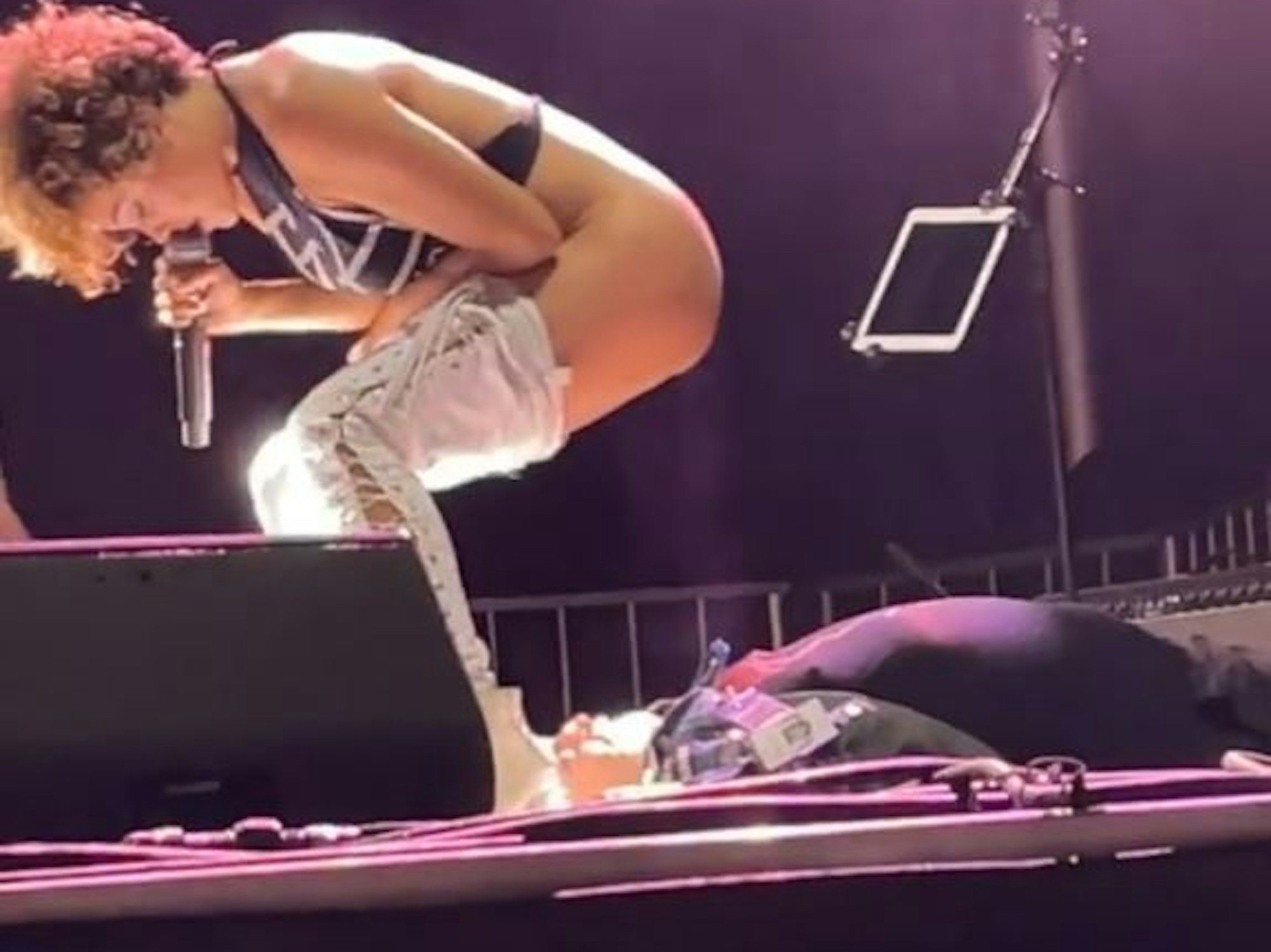 12.11.2021: „Welcome to Rockland“-Festival in Daytona Beach im US-Bundesstaat Florida. „Brass Against“-Frontfrau Sophia Urista (35) pinkelt einem Fan ins Gesicht. Screenshot von Twitter-Video: @jaydetbh. Link: https://twitter.com/jaydetbh/status/1459024486188072965?s=20