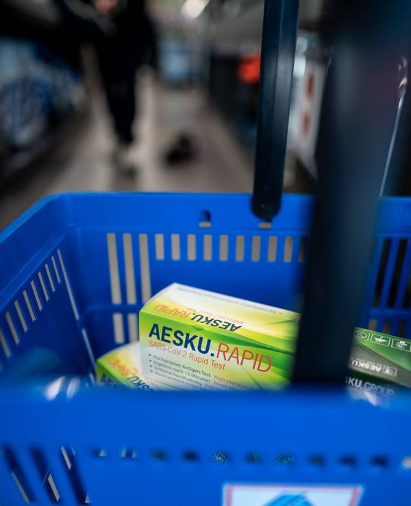 Während eines Pressetermins in der Aldi-Filiale Nummer 1 liegen Schachteln mit Corona-Schnelltests in einem Einkaufskorb von Aldi-Nord (gestellte Szene).