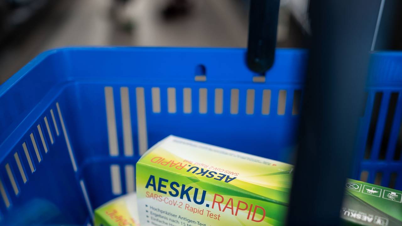 Während eines Pressetermins in der Aldi-Filiale Nummer 1 liegen Schachteln mit Corona-Schnelltests in einem Einkaufskorb von Aldi-Nord (gestellte Szene).