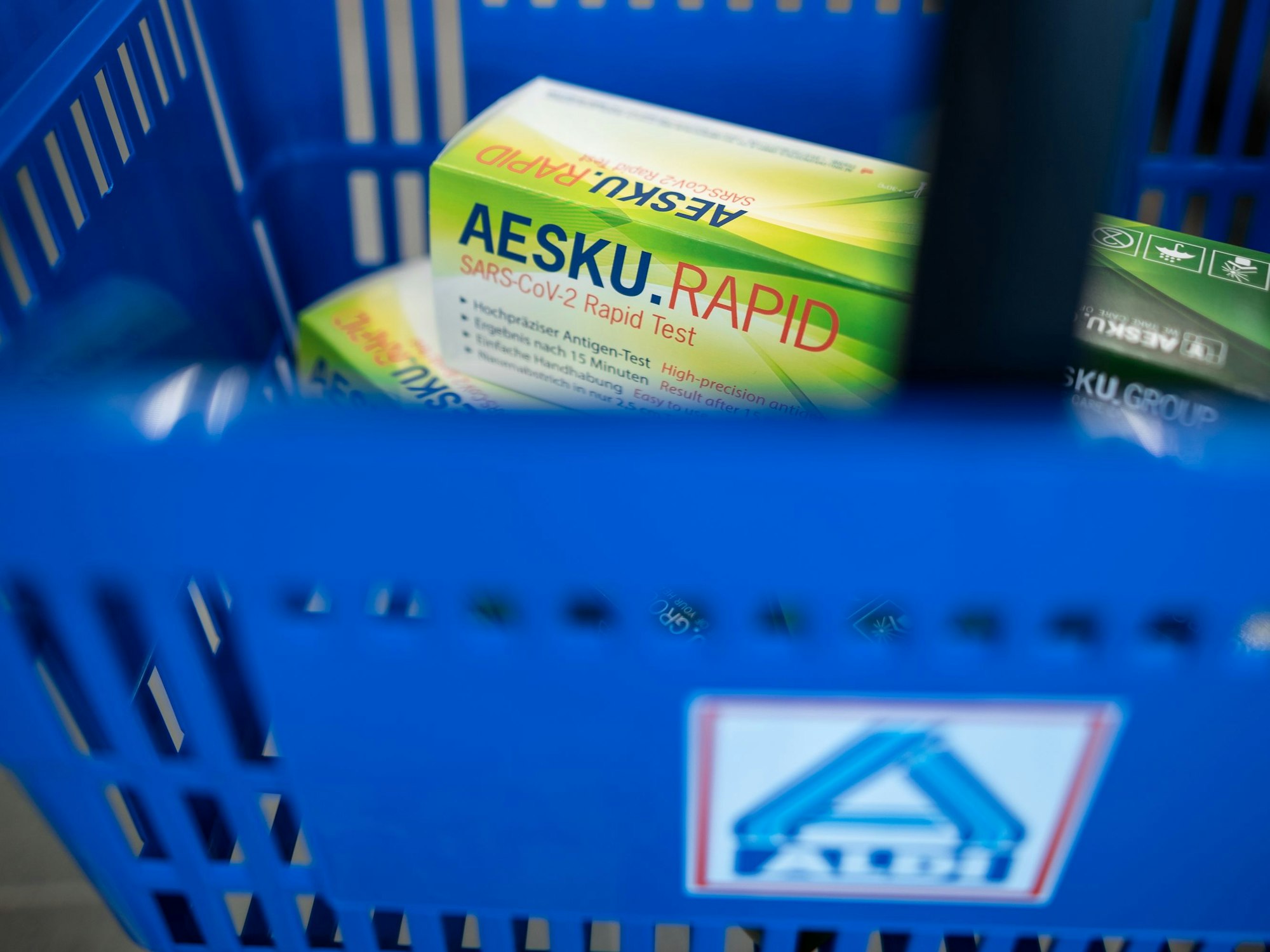 Während eines Pressetermins in der Aldi-Filiale Nummer 1 liegen Schachteln mit Corona-Schnelltests in einem Einkaufskorb von Aldi-Nord (gestellte Szene).