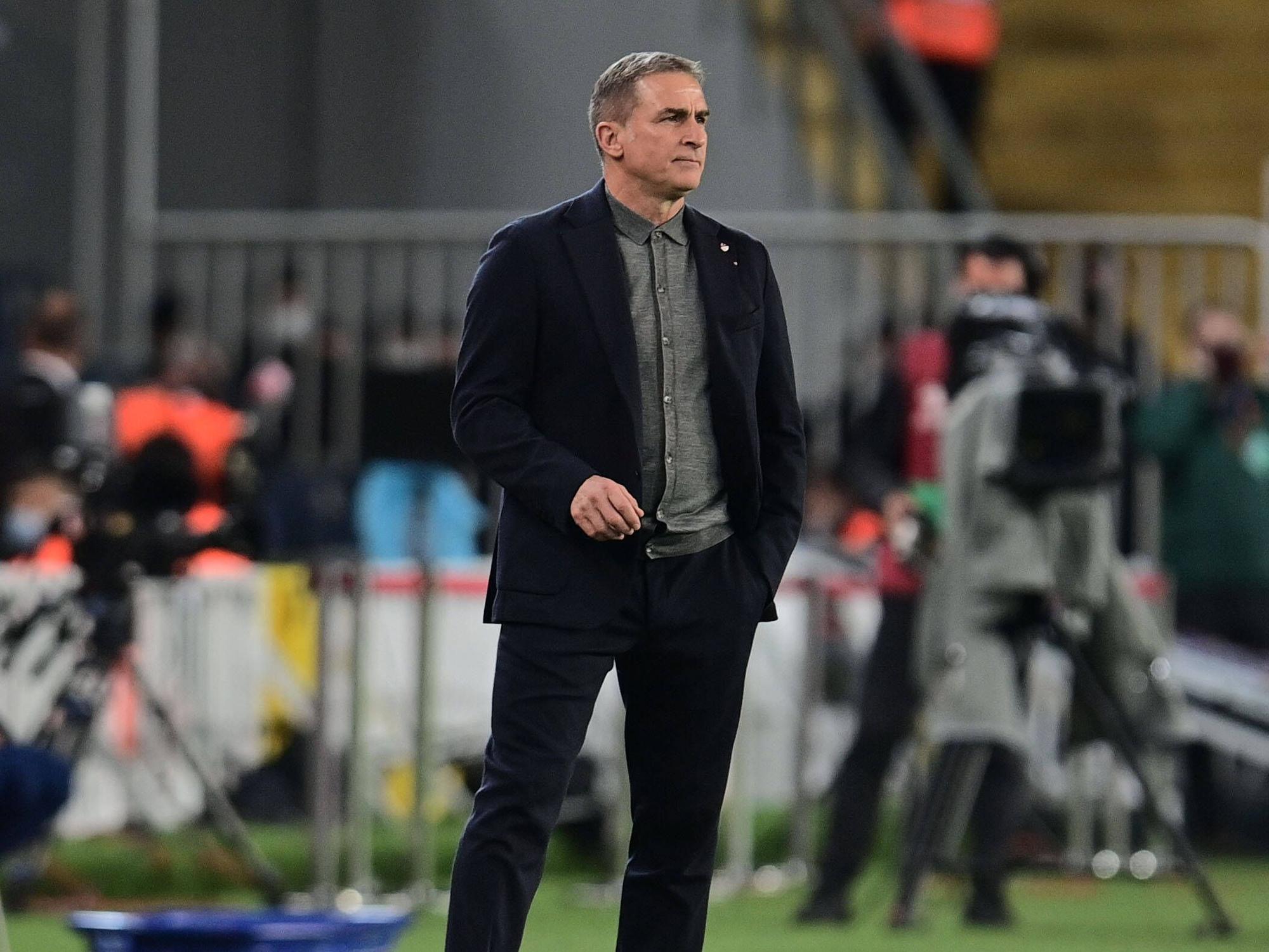 Stefan Kuntz beobachtet seine Mannschaft von der Seitenlinie.