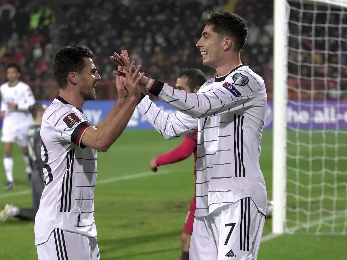 Kai Havertz feiert seinen Treffer mit Vorlagengeber Jonas Hofmann.