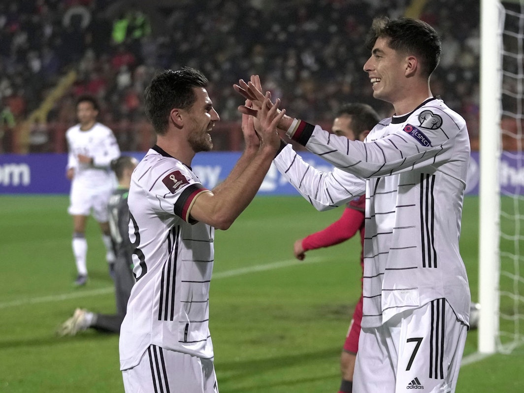 Kai Havertz feiert seinen Treffer mit Vorlagengeber Jonas Hofmann.