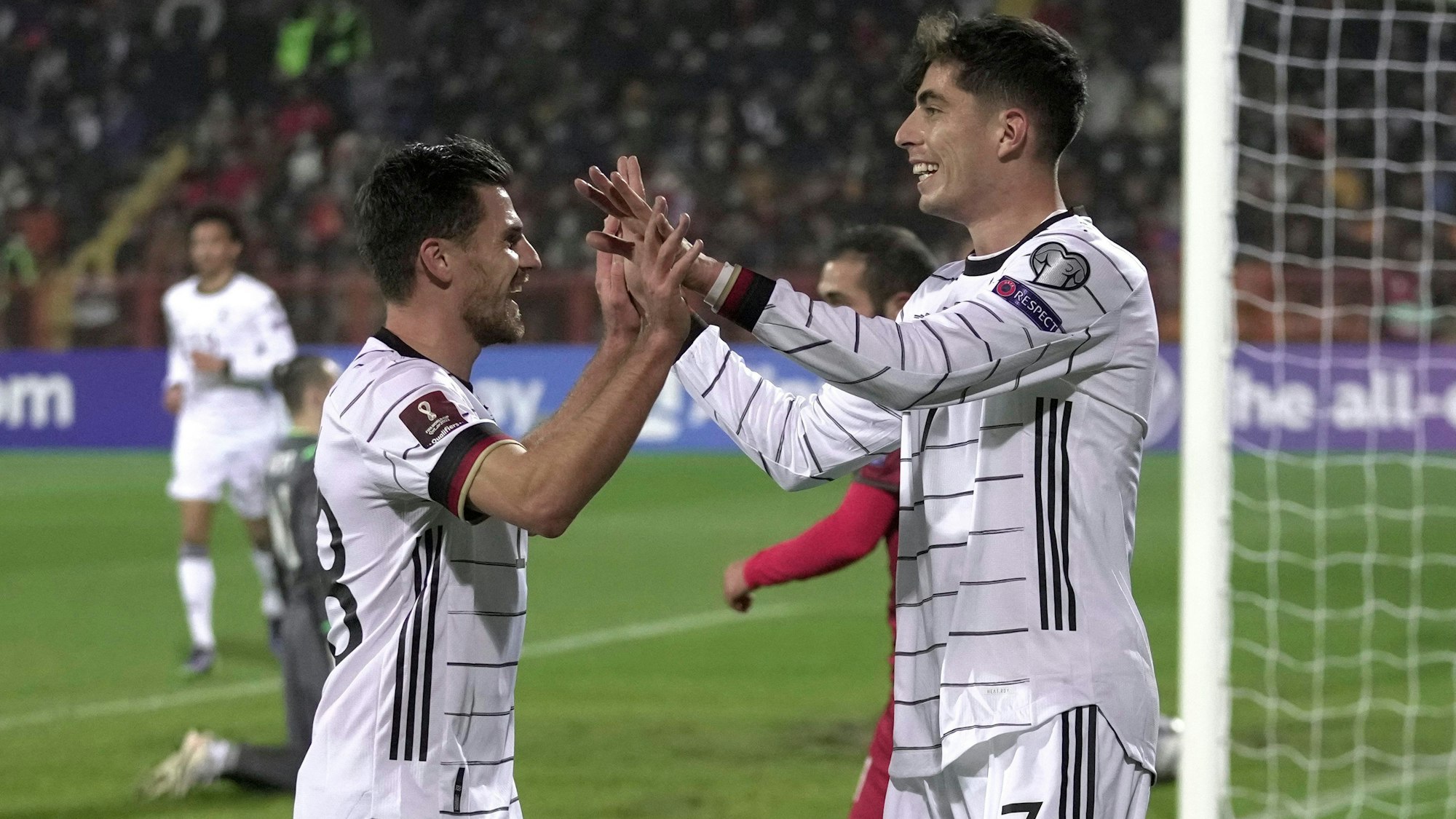 Kai Havertz feiert seinen Treffer mit Vorlagengeber Jonas Hofmann.