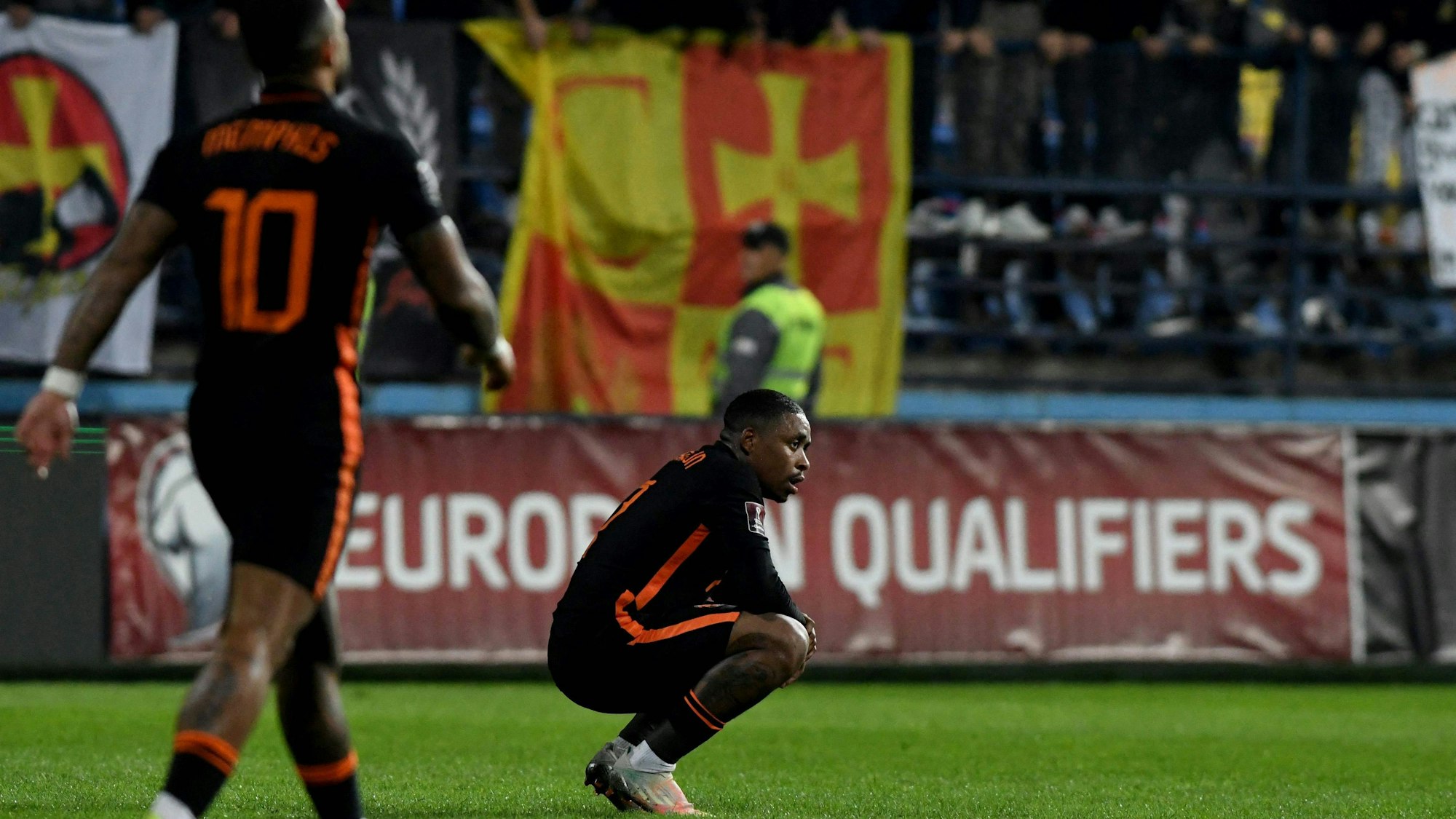 Steven Bergwijn und Memphis Depay sind nach dem Länderspiel der Niederlande enttäuscht.