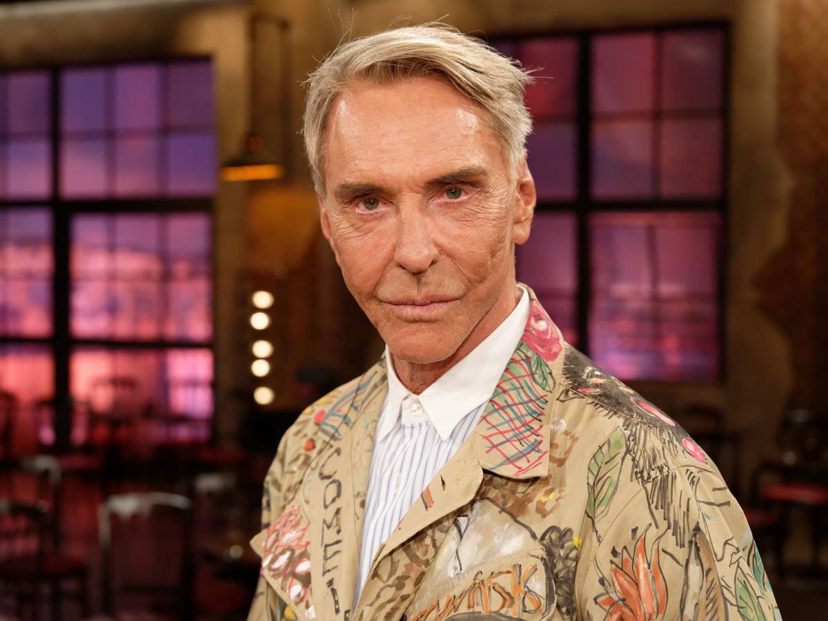 Der Designer Wolfgang Joop steht nach der Aufzeichnung der WDR Talkshow "Kölner Treff" im Studio.