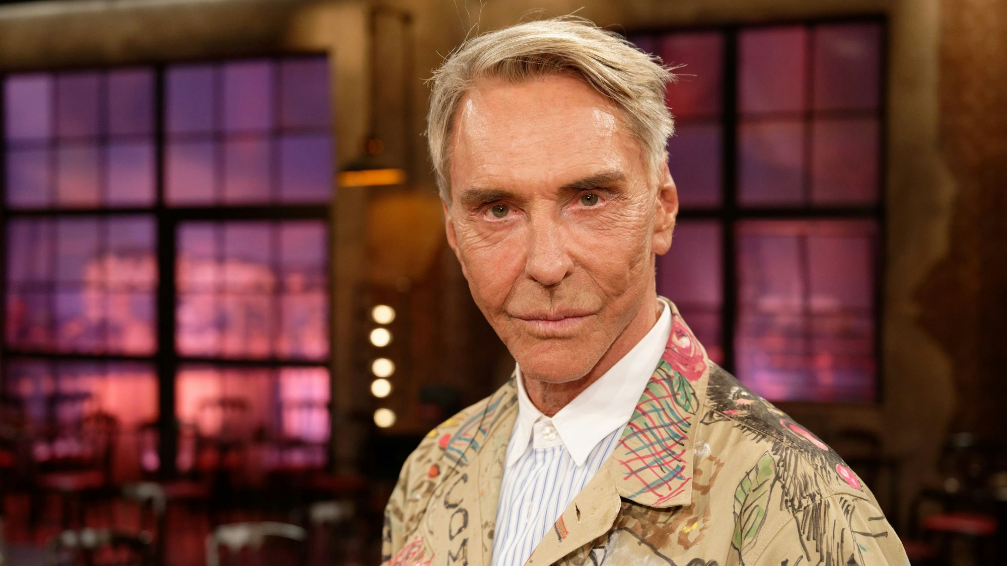 Der Designer Wolfgang Joop steht nach der Aufzeichnung der WDR Talkshow "Kölner Treff" im Studio.