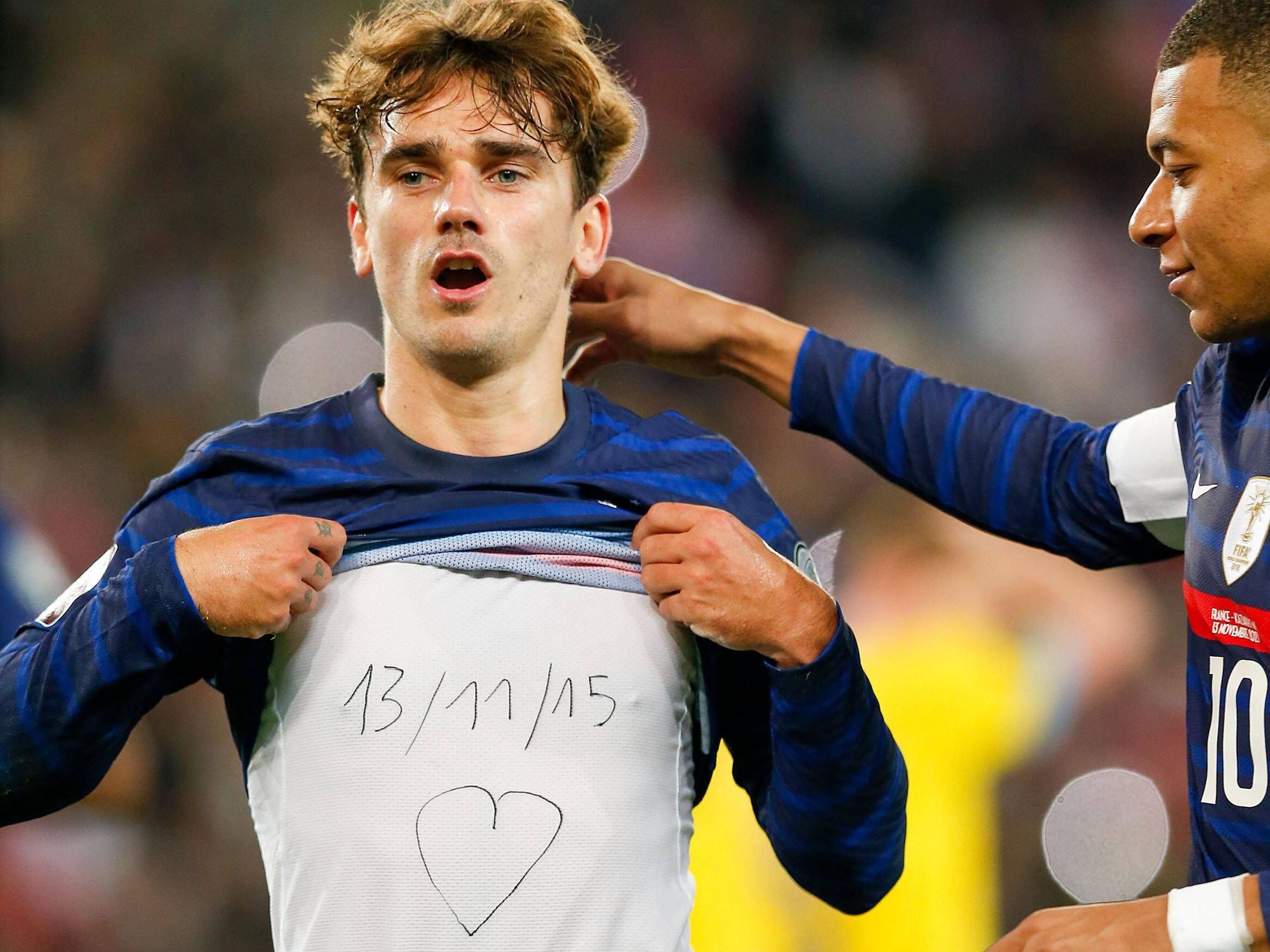 Antoine Griezmann präsentiert ein T-Shirt mit dem Datum des Anschlags im Jahr 2015 unter seinem Trikot.
