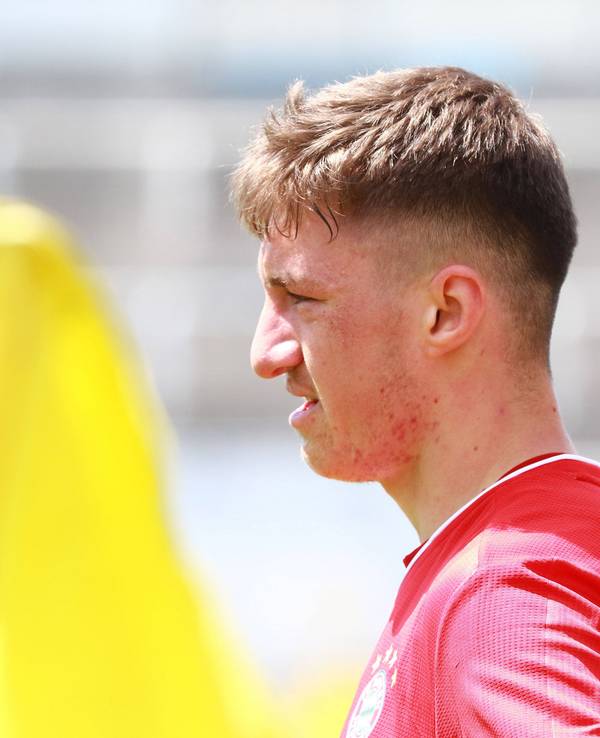 Angelo Stiller ist im Profil zu sehen.