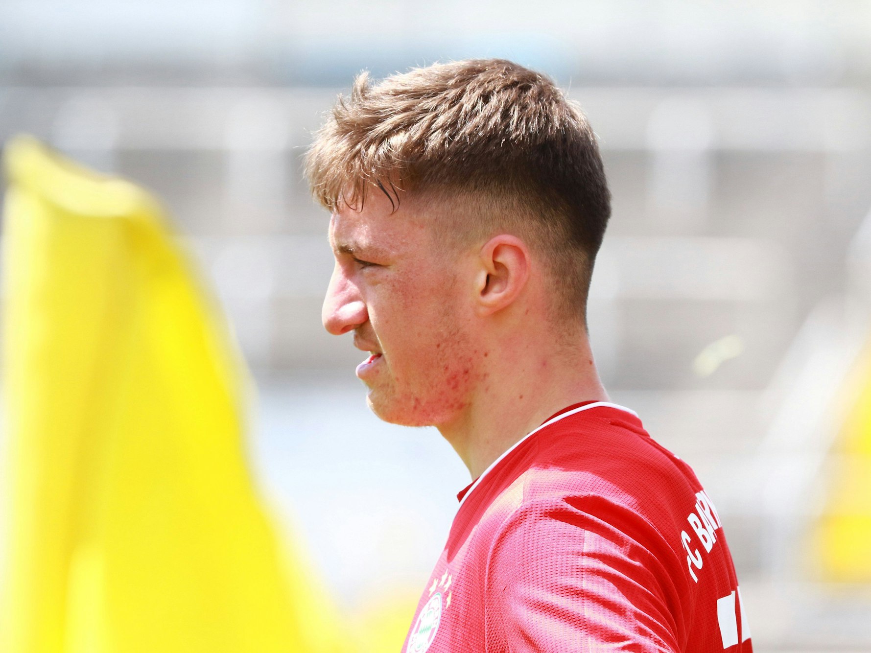 Angelo Stiller ist im Profil zu sehen.