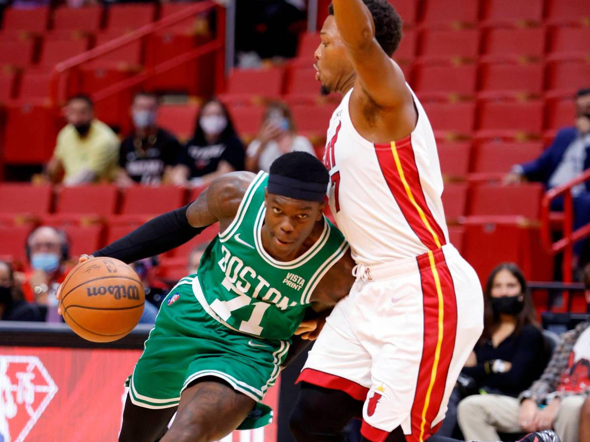 Dennis Schröder dribbelt mit dem Ball an seinem Gegenspieler vorbei.