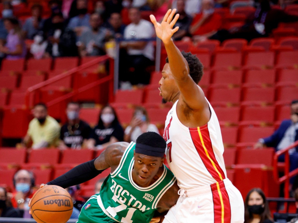 Dennis Schröder dribbelt mit dem Ball an seinem Gegenspieler vorbei.