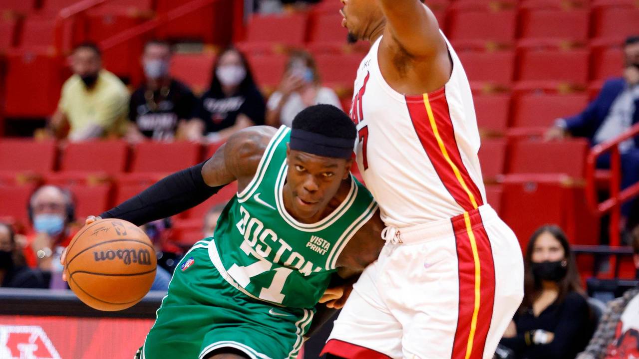 Dennis Schröder dribbelt mit dem Ball an seinem Gegenspieler vorbei.