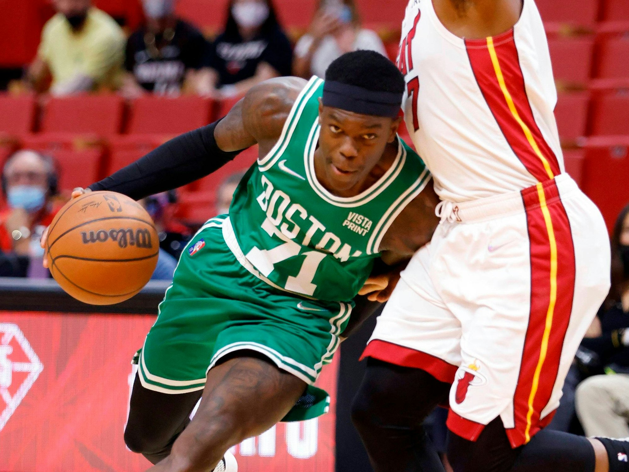 Dennis Schröder dribbelt mit dem Ball an seinem Gegenspieler vorbei.