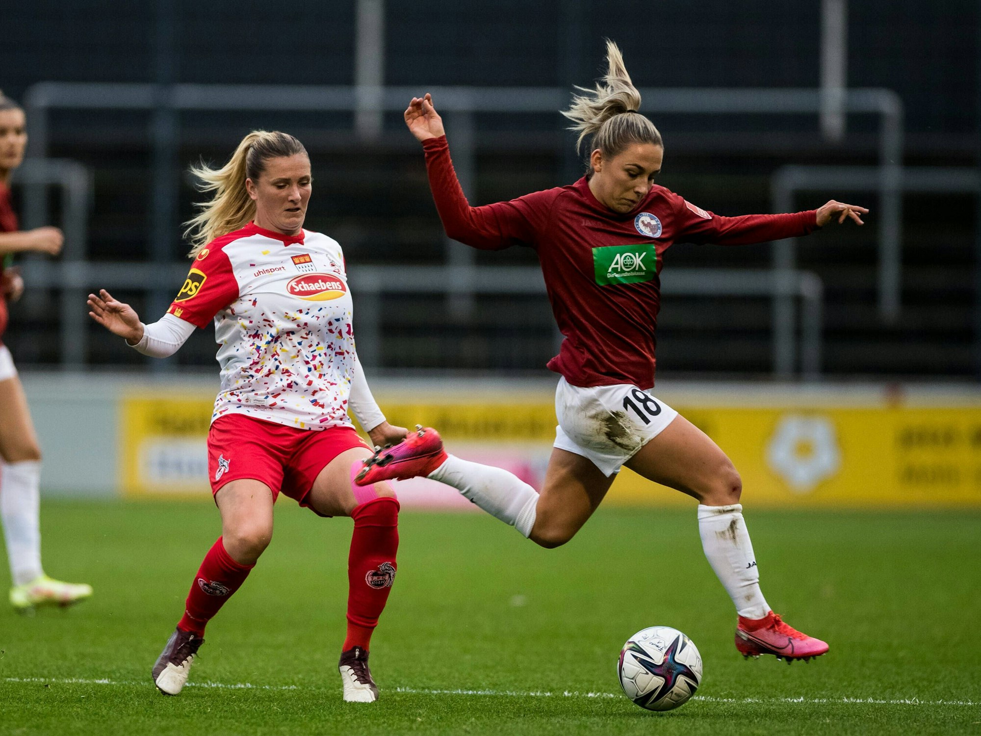 Rachel Rinast kommt gegen Gina Chmielinski zu spät.