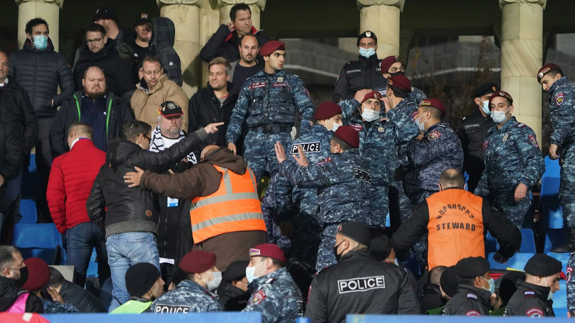 Polizei und Ordner im deutschen Fanblock.