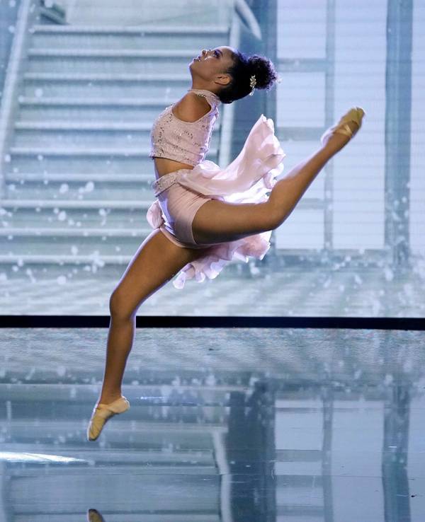 Ballerina Vitória Bueno ist ohne Arme auf die Welt gekommen: Beim Supertalent 2021 begeisterte sie nicht nur die Jury.