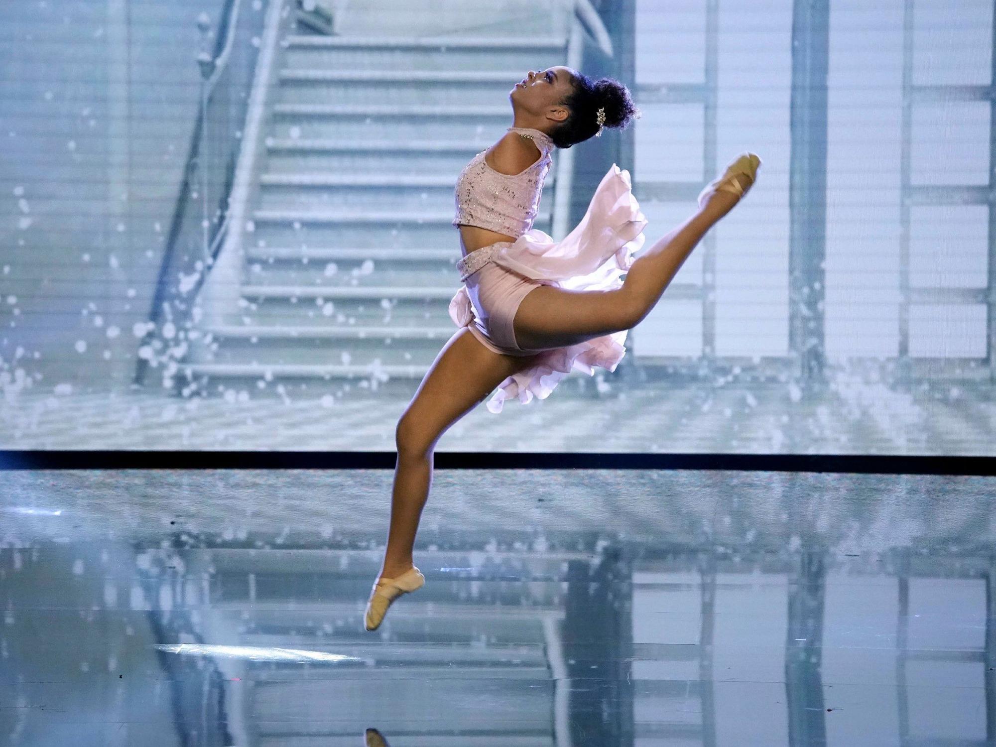 Ballerina Vitória Bueno ist ohne Arme auf die Welt gekommen: Beim Supertalent 2021 begeisterte sie nicht nur die Jury.
