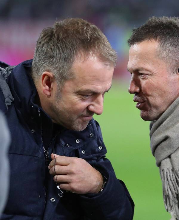 Lothar Matthäus hat eine klare Meinung zu ungeimpften Spielern. Unser Foto zeigt: Beim Länderspiel zwischen Deutschland und Liechtenstein am 11. November 2021 unterhalten sich Lothar Matthäus (r.) und Bundestrainer Hansi Flick.