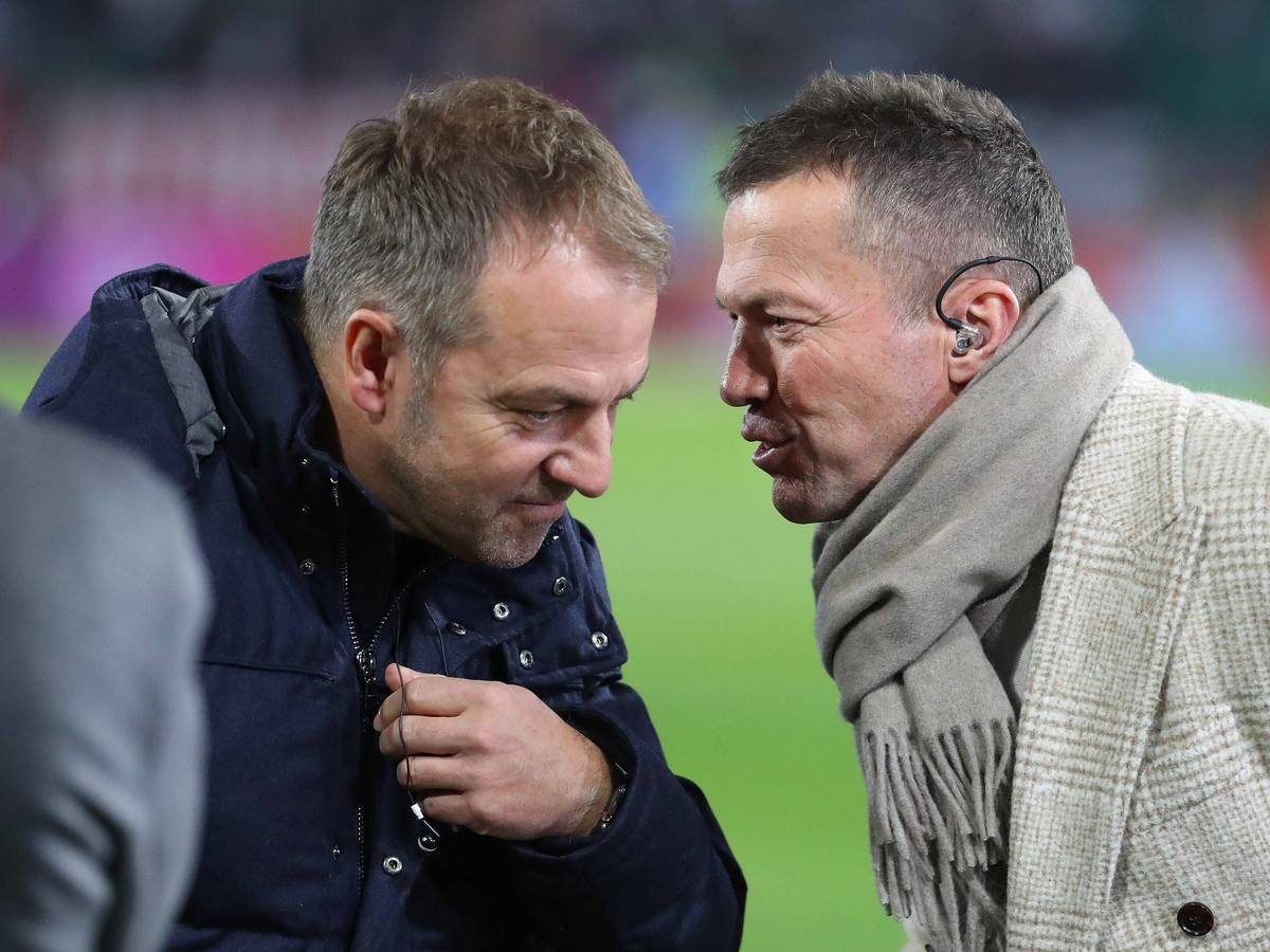Lothar Matthäus hat eine klare Meinung zu ungeimpften Spielern. Unser Foto zeigt: Beim Länderspiel zwischen Deutschland und Liechtenstein am 11. November 2021 unterhalten sich Lothar Matthäus (r.) und Bundestrainer Hansi Flick.