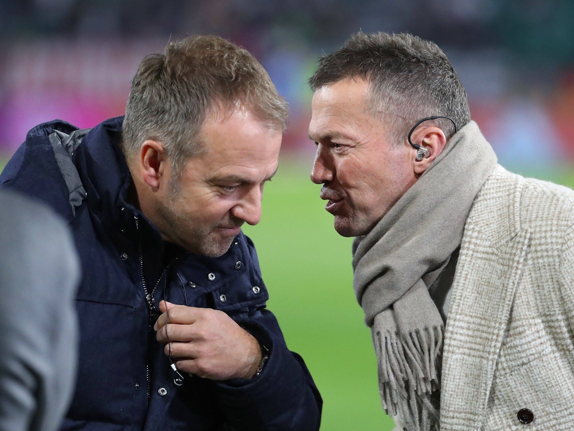 Lothar Matthäus hat eine klare Meinung zu ungeimpften Spielern. Unser Foto zeigt: Beim Länderspiel zwischen Deutschland und Liechtenstein am 11. November 2021 unterhalten sich Lothar Matthäus (r.) und Bundestrainer Hansi Flick.