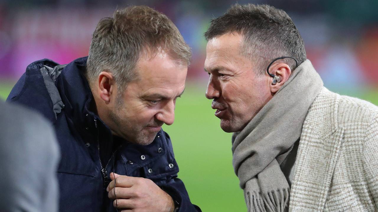Lothar Matthäus hat eine klare Meinung zu ungeimpften Spielern. Unser Foto zeigt: Beim Länderspiel zwischen Deutschland und Liechtenstein am 11. November 2021 unterhalten sich Lothar Matthäus (r.) und Bundestrainer Hansi Flick.