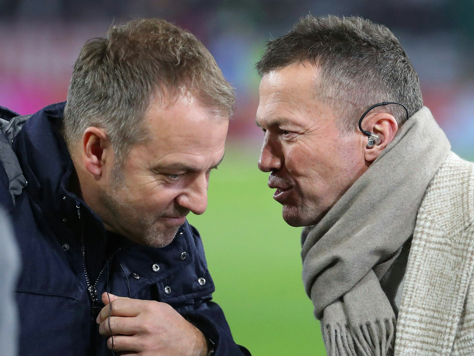 Lothar Matthäus hat eine klare Meinung zu ungeimpften Spielern. Unser Foto zeigt: Beim Länderspiel zwischen Deutschland und Liechtenstein am 11. November 2021 unterhalten sich Lothar Matthäus (r.) und Bundestrainer Hansi Flick.