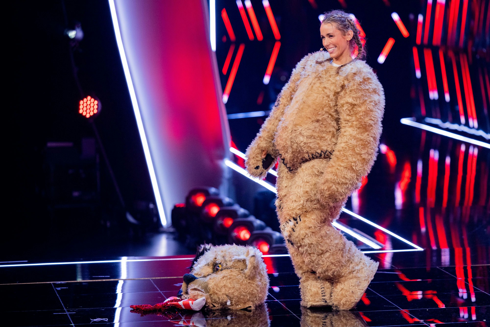 Annemarie Carpendale, Moderatorin, steht als enttarnte Figur "Der Teddy" in der Prosieben-Show "The Masked Singer" auf der Bühne. +++ dpa-Bildfunk +++