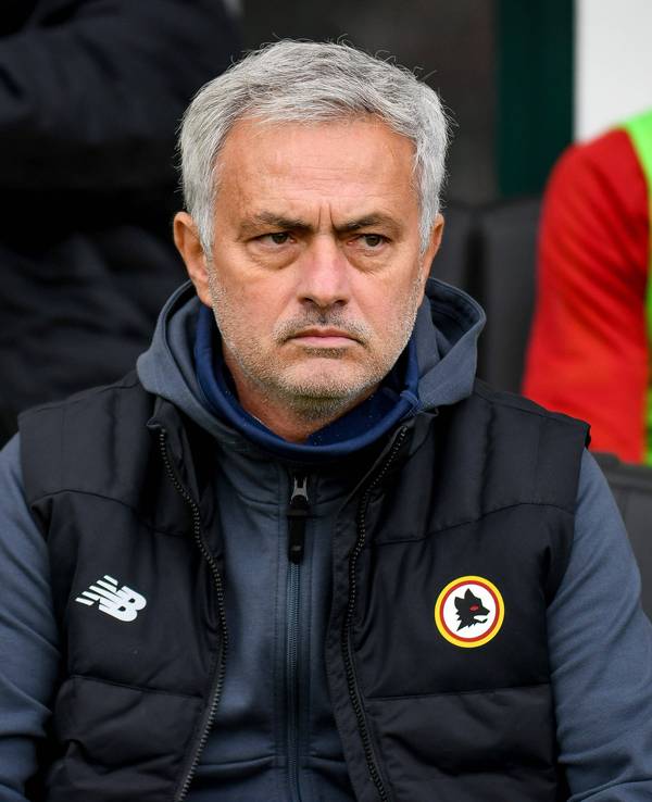 José Mourinho sitzt auf der Bank und schaut kritisch.