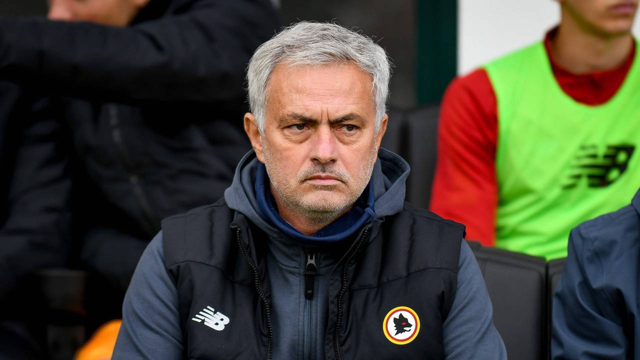 José Mourinho sitzt auf der Bank und schaut kritisch.