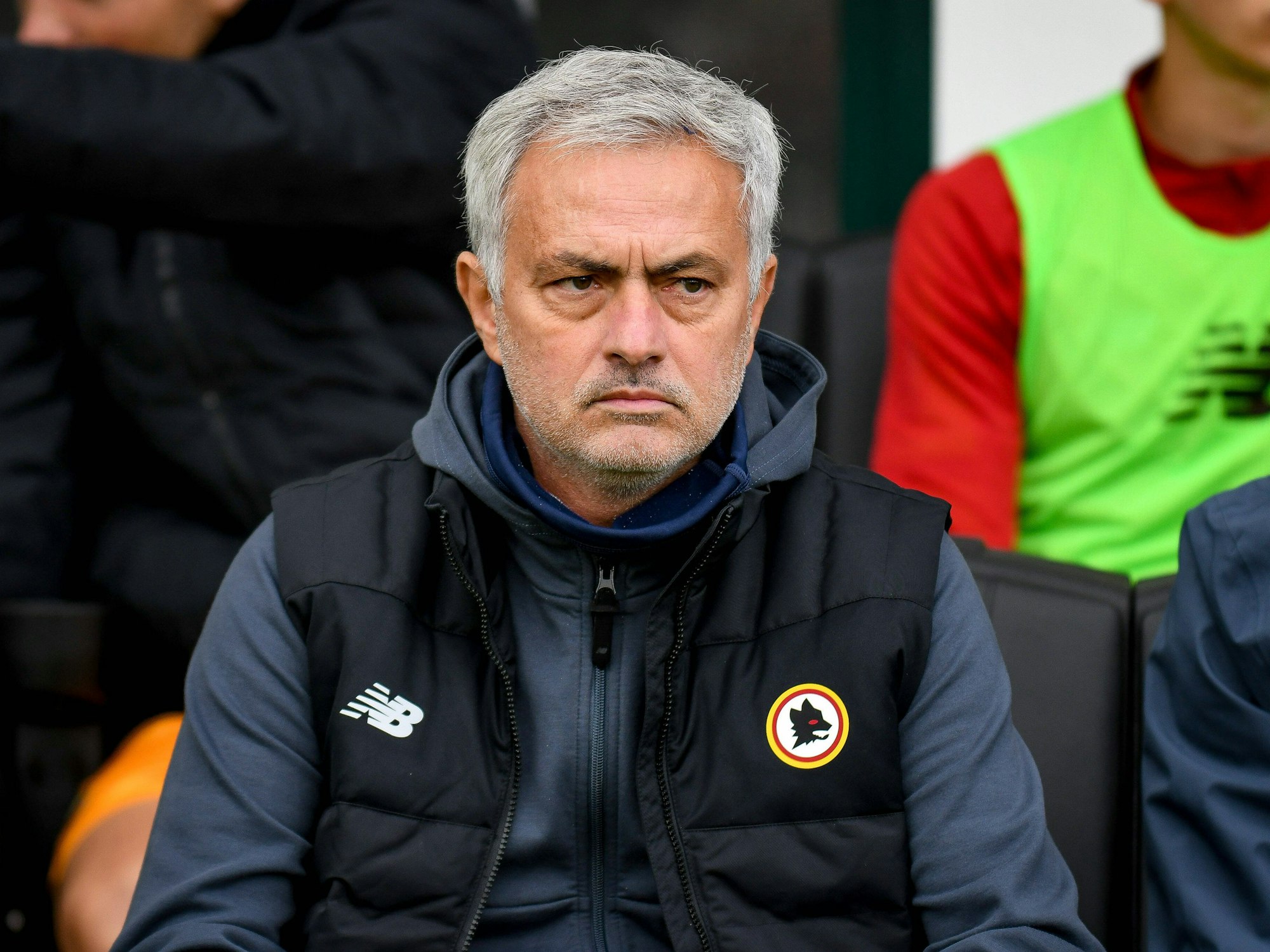 José Mourinho sitzt auf der Bank und schaut kritisch.