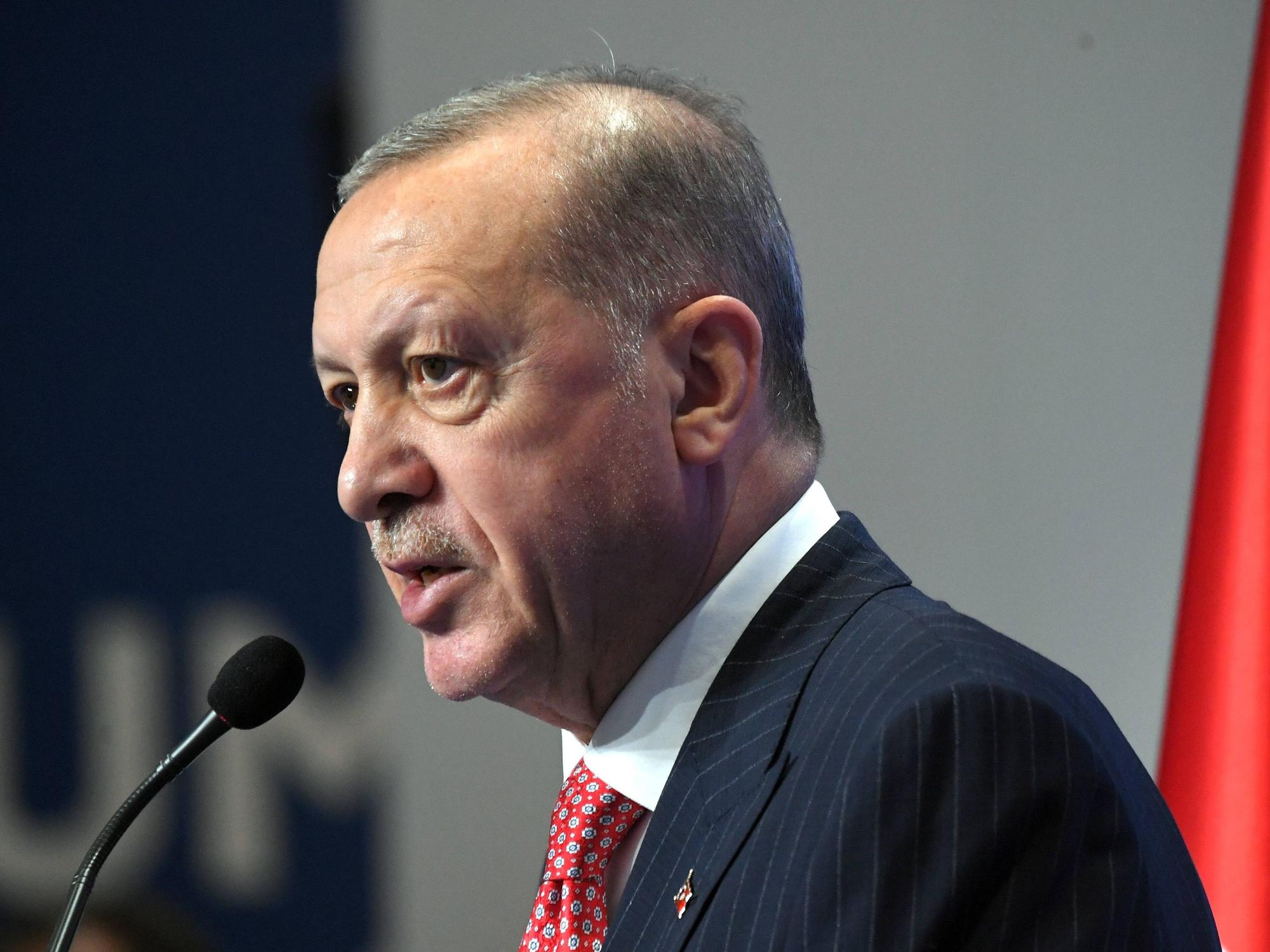 Recep Tayyip Erdogan spricht in ein Mikrofon.