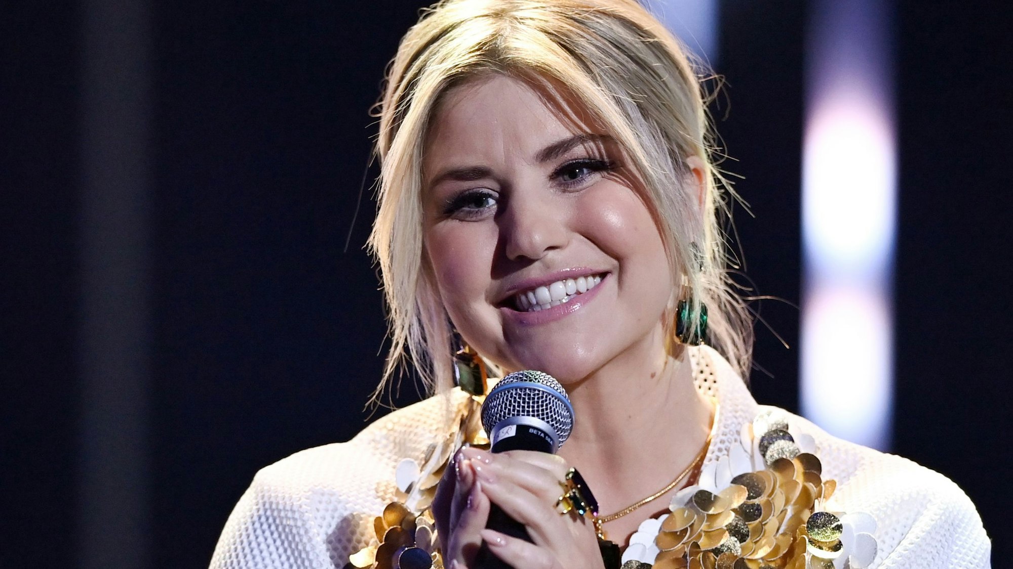 Schlagerstar Beatrice Egli steht im Dezember 2020 während der Jose Carreras Gala auf der Bühne.