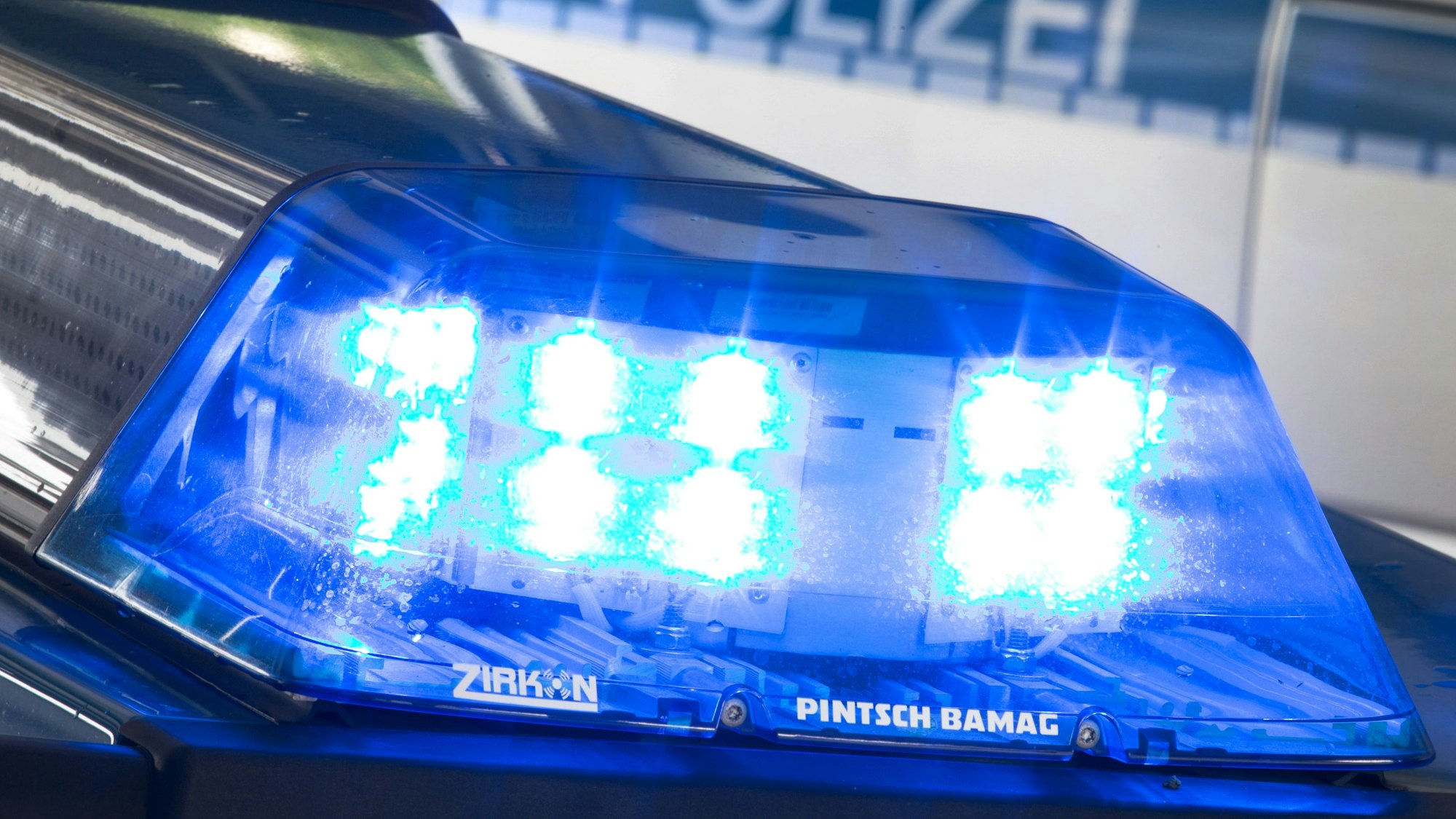 Eine Blaulicht leuchtet am 27.07.2015 in Osnabrück (Niedersachsen) auf dem Dach eines Polizeiwagens.