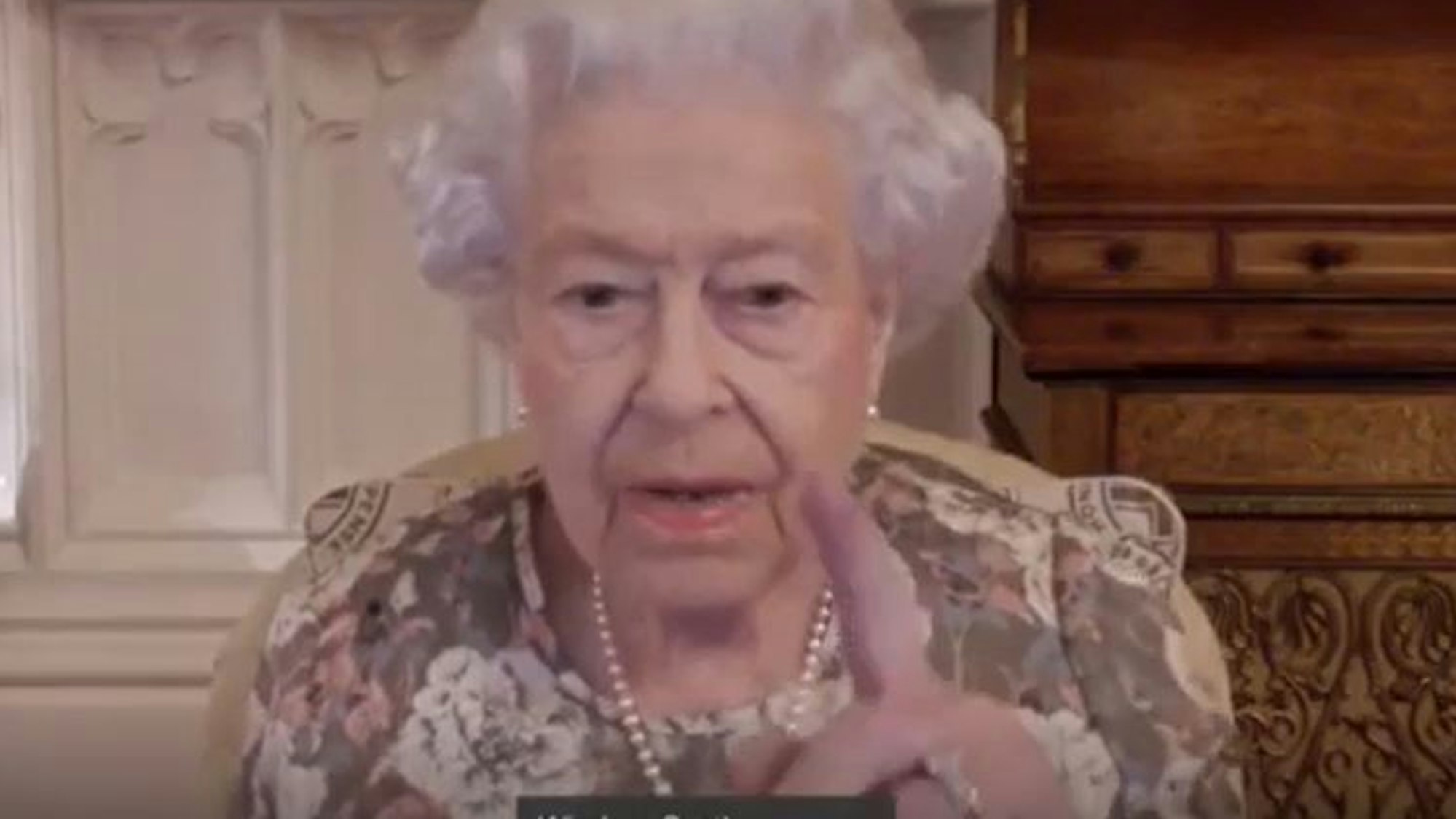 Das Standbild eines Videos, dass vom Buckingham Palast herausgegeben wurde, zeigt Königin Elizabeth II., die während einer virtuellen Audienz mit der designierten Generalgouverneurin von Neuseeland Kiro spricht. Königin Elizabeth II. gab von Schloss Windsor aus eine virtuelle Audienz. +++ dpa-Bildfunk +++