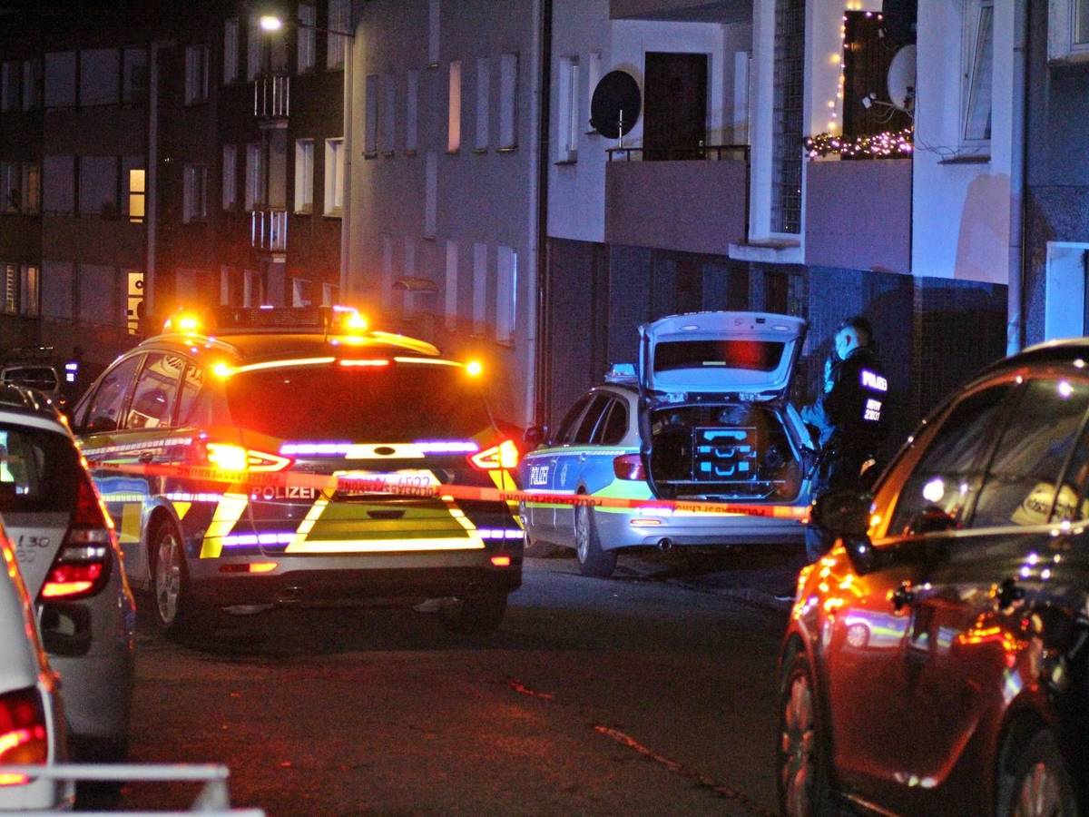 Die Polizei (hier ein anderer Einsatz) leitete sofort umfangreiche Fahndungsmaßnahmen ein.