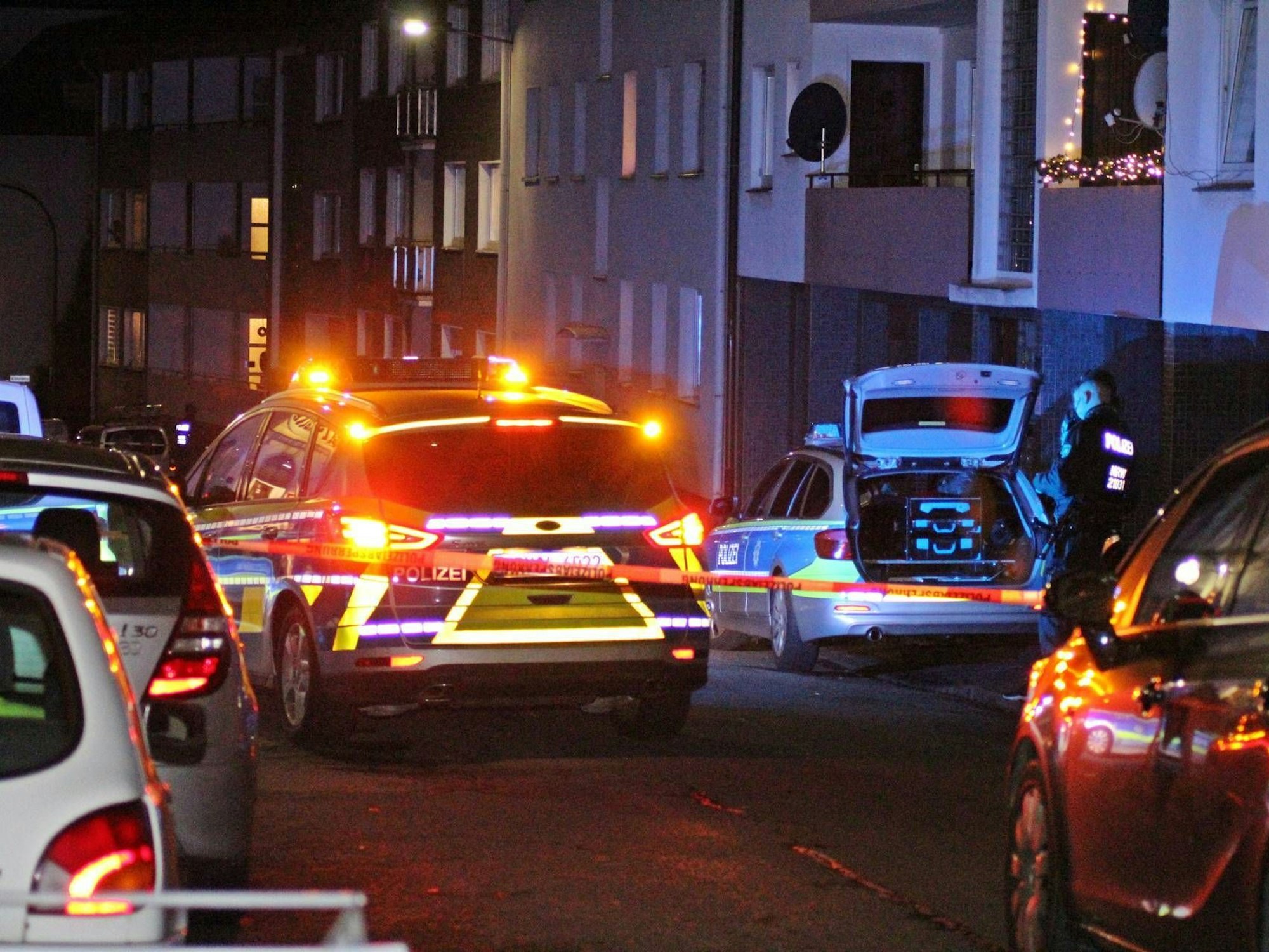 Die Polizei (hier ein anderer Einsatz) leitete sofort umfangreiche Fahndungsmaßnahmen ein.