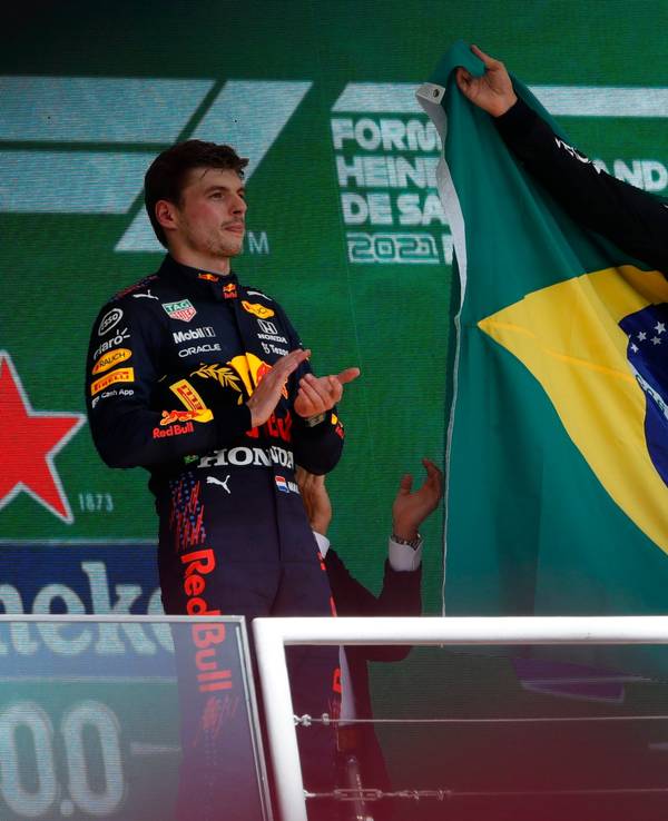Lewis Hamilton feiert mit Brasilien-Flagge, Max Verstappen steht daneben