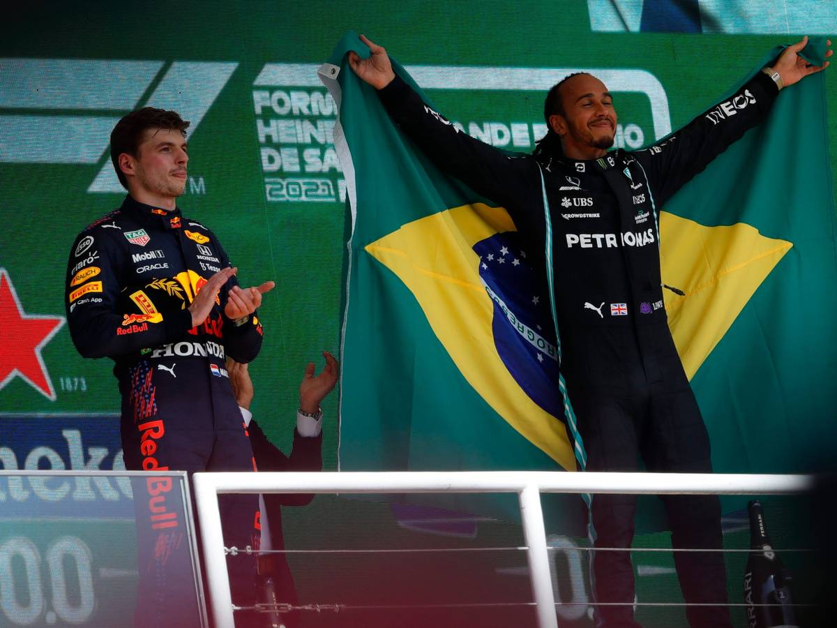 Lewis Hamilton feiert mit Brasilien-Flagge, Max Verstappen steht daneben