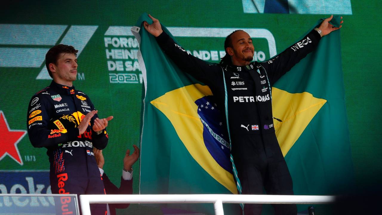 Lewis Hamilton feiert mit Brasilien-Flagge, Max Verstappen steht daneben