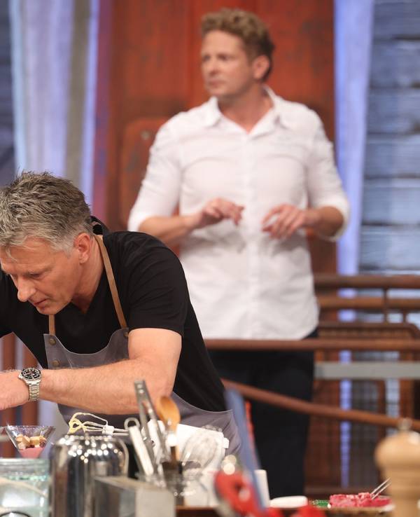 Jörg Pilawa (l.) und Kochcoach Martin Klein
bei Grill den Henssler.