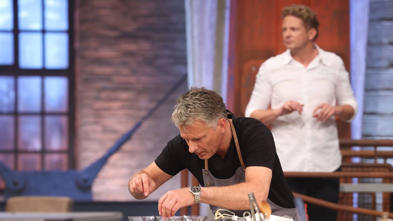 Jörg Pilawa (l.) und Kochcoach Martin Klein
bei Grill den Henssler.