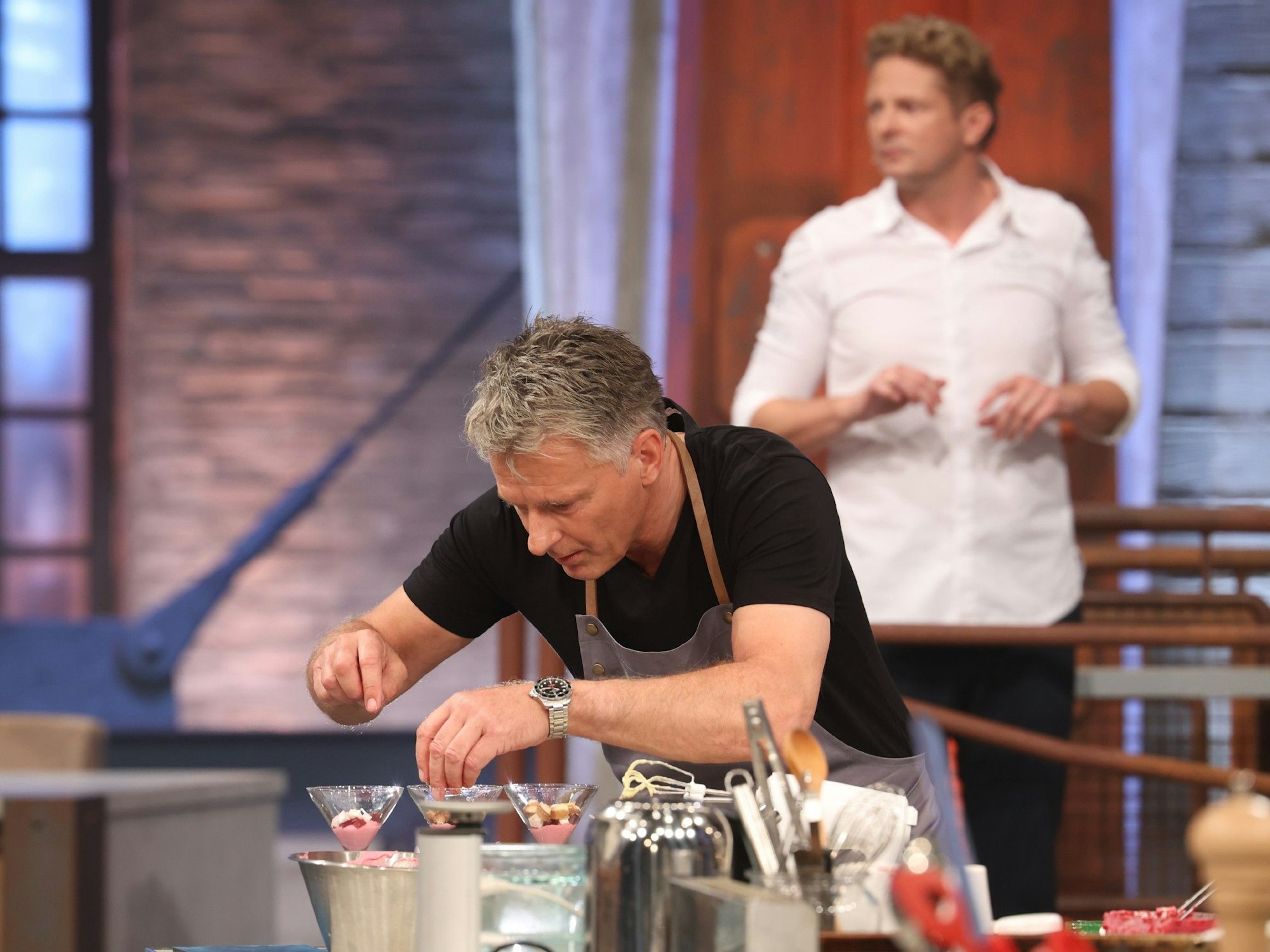 Jörg Pilawa (l.) und Kochcoach Martin Klein
bei Grill den Henssler.